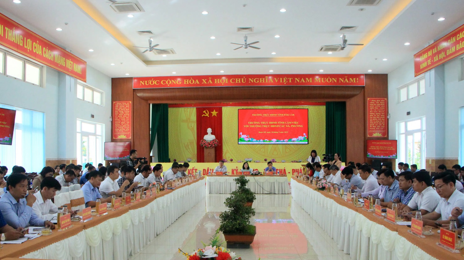 Thường trực HĐND tỉnh làm việc với Thường trực HĐND các xã, phường